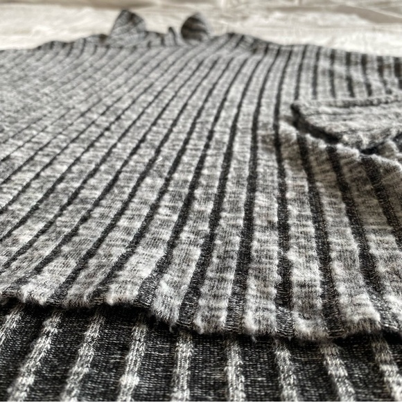 American Eagle Soft Turtleneck Hi Low Sweater Gray Ribbed Fuzzy Small Boxy - Picture 5 of 6
